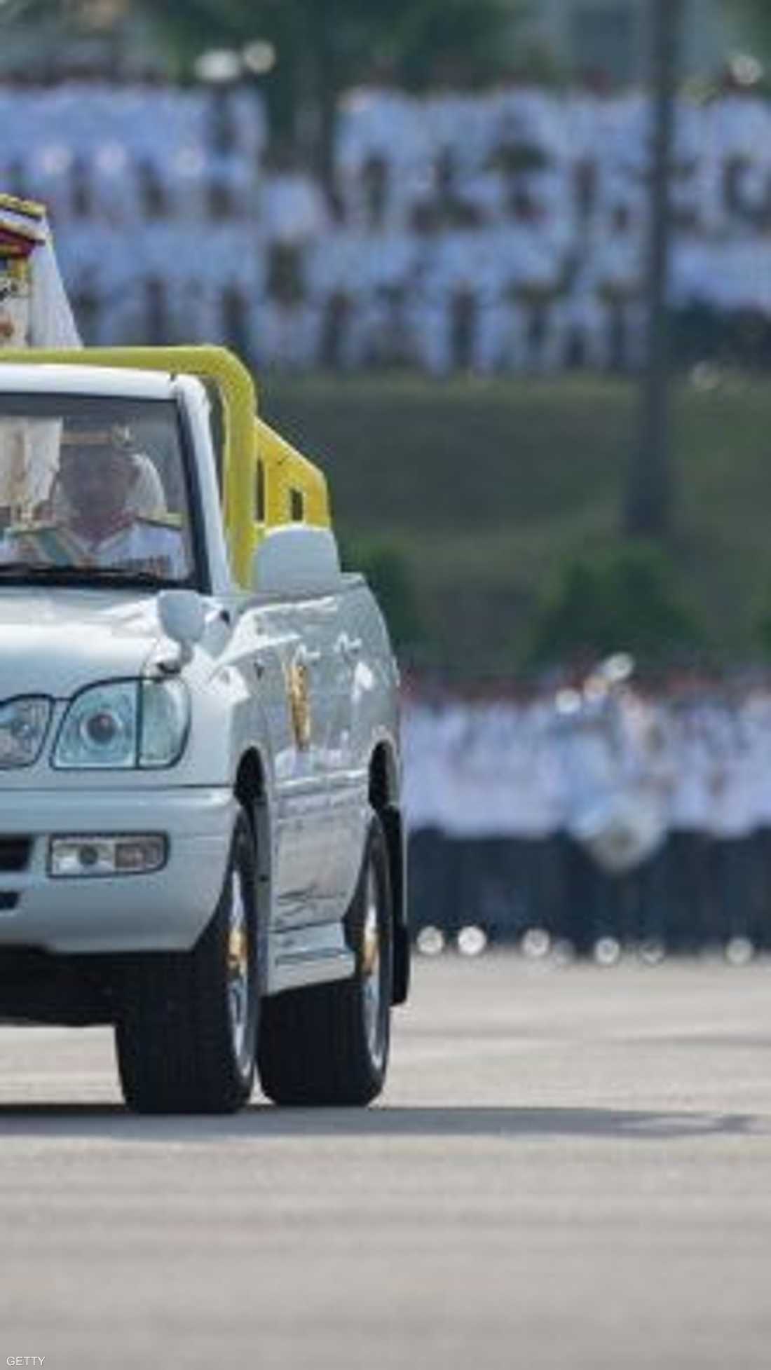 ملك ماليزيا، عبد الحليم معظم شاه، بصحبة قائد القوات المسلحة، خلال مراسم الاحتفال بعيد الميلاد