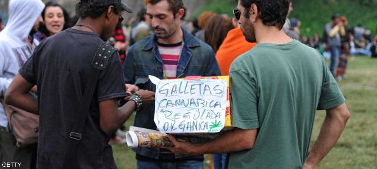 في أوروغواي رجل يبيع المخدرات في اليوم العالمي لتشريع المخدرات في مايو 