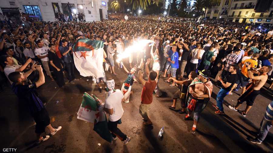 بيع الأعلام.. تجارة رائجة في الجزائر حاليا