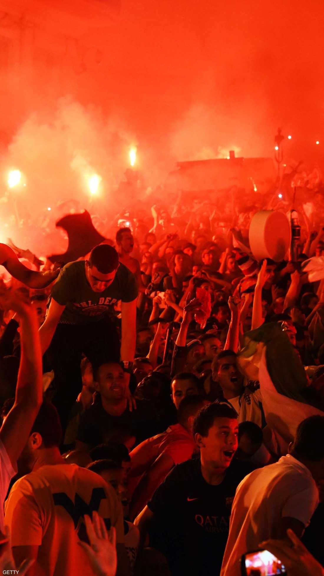 الشماريخ صبغت الأجواء باللون الأحمر