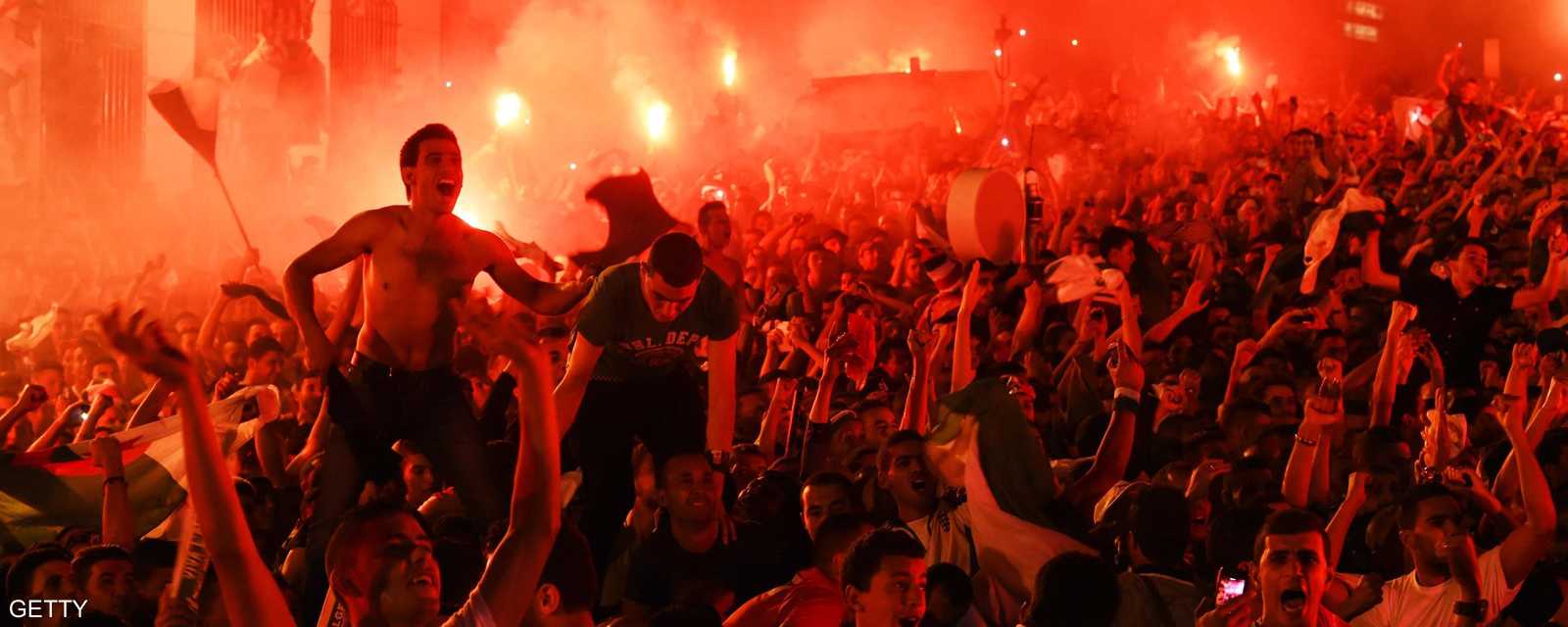 الشماريخ صبغت الأجواء باللون الأحمر