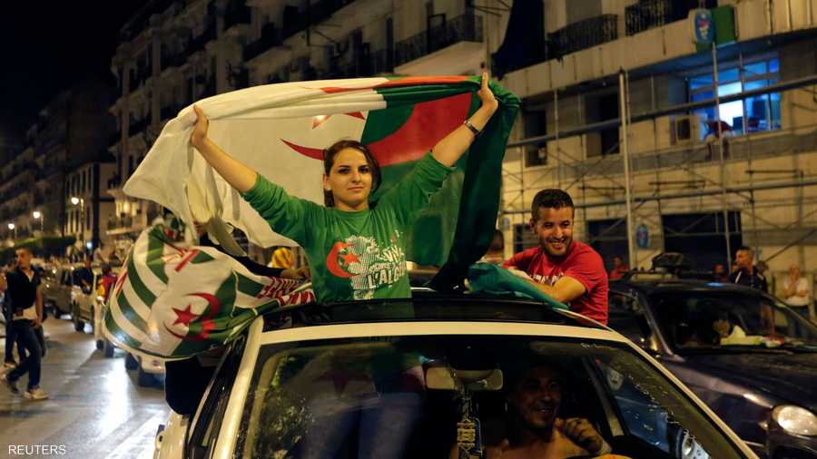 العلم الجزائري فوق الرؤوس