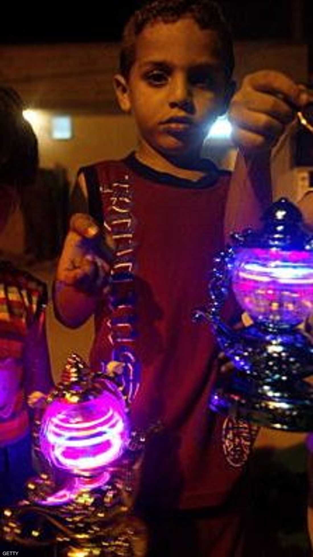 فانوس رمضان مدعاة للفرح والتباهي بين الأطفال