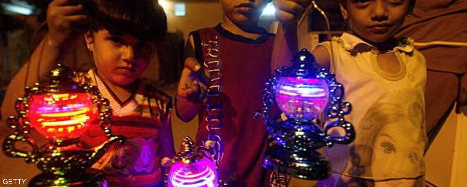 فانوس رمضان مدعاة للفرح والتباهي بين الأطفال