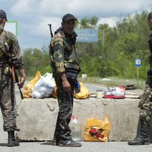 انفصاليو أوكرانيا الموالون لروسيا في نقطة تفتيشية شرق البلاد