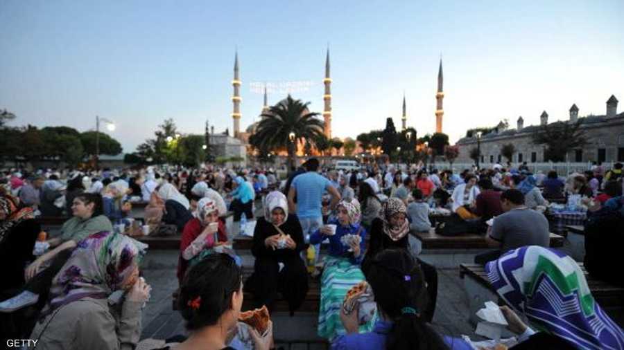 أتراك يفطرون في ساحة المسجد الأزرق في إسطنبول.