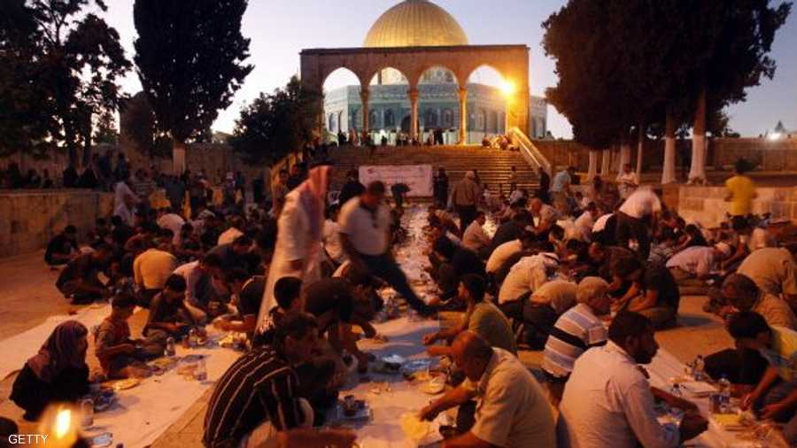 مئات من الفلسطينيين يتناولون إفطارهم في ساحات الأقصى حيث لرمضان القدس طعما مختلفا.