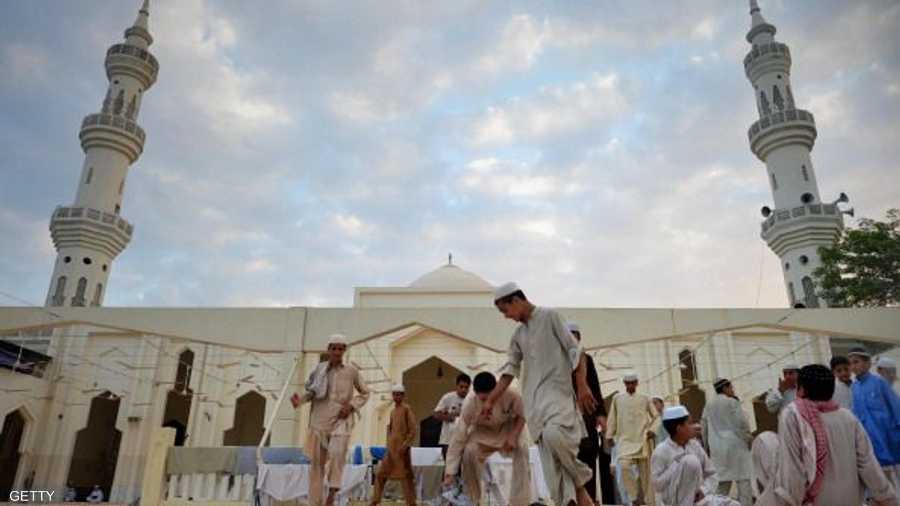 جموع من الباكستانيين يتجمعون في مساجد بيشاور العامرة في رمضان ويتناولون وجبة الإفطار بمذاق شعبي باكستاني فريد.