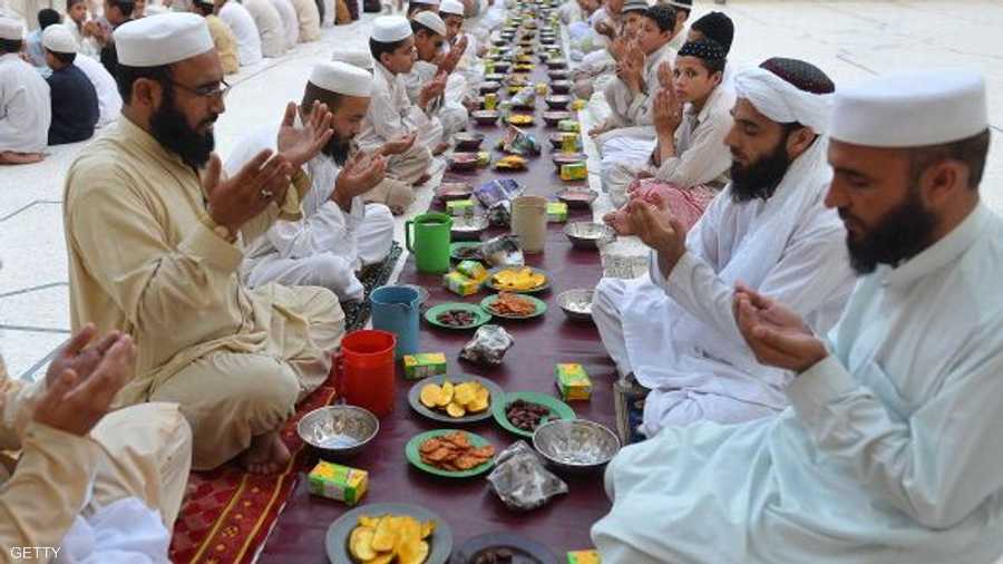 تتراص الموائد في مساجد بيشاور لإفطار الصائمين من كل مكان.