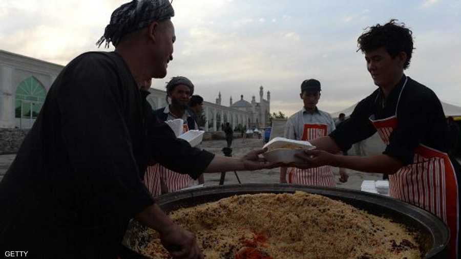 في جامع إيدجا الكبير في العاصمة الأفغانية كابول، يفطر مئات المصلين على وجبات مجانية يقدمها الجامع لضيوفه.