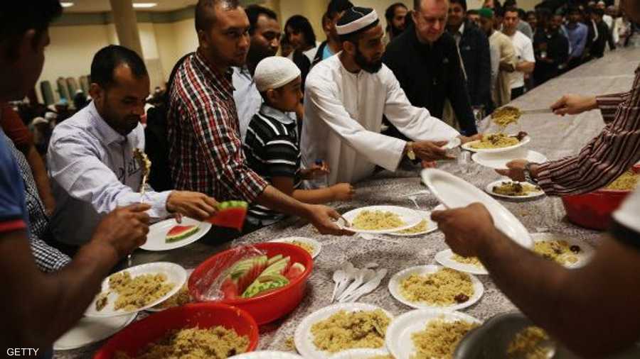 في مسجد شرق لندن ببريطانيا، لا تختلف العادات الإسلامية هناك، فالإفطار الجماعي فرصة جيدة للتعارف والتآلف بين المسلمين بمختلف أجناسهم.