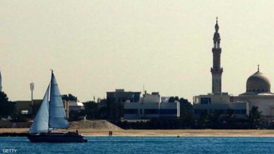 مشهد الغروب على أحد مساجد دبي المطلة على شاطئ الإمارة