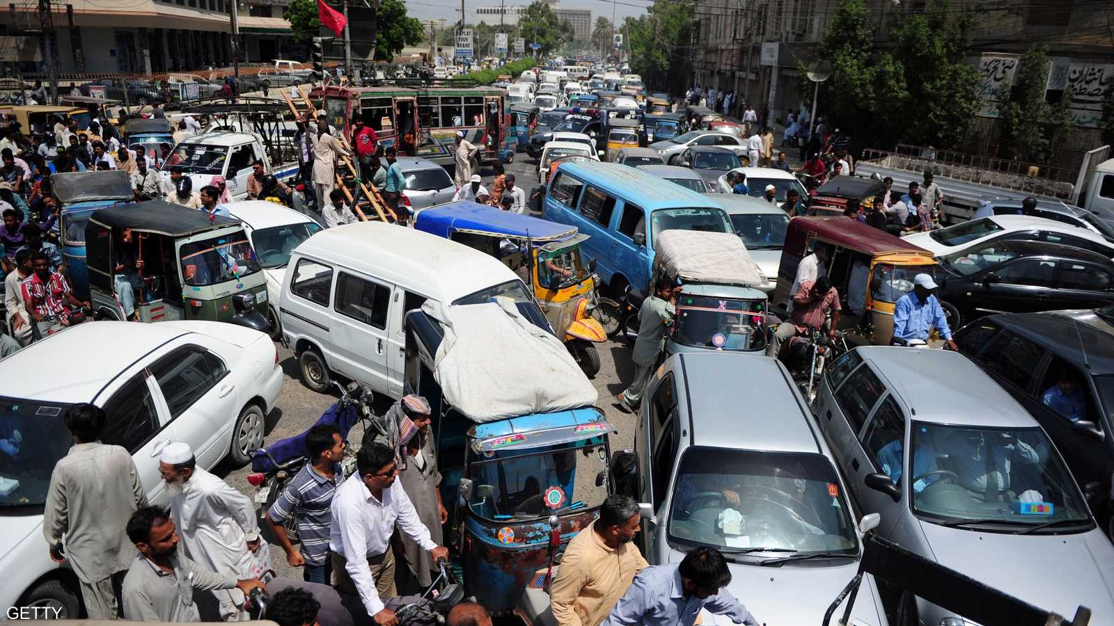 الالتحام بين السيارات والمشاة في وقت الذروة بالشهر الفضيل بيئة خصبة للحوادث المرورية