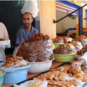 الحلويات تظل ملازمة للمائدة المغربية حتى بعد الإفطار