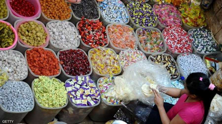 أسواق إندونيسيا تملتئ بالأطمعة والحلويات خلال الشهر الفضيل