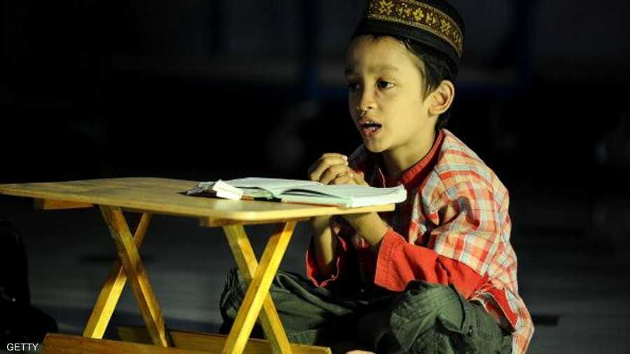 طفل يتعلم تجويد القرآن في شهر الصيام