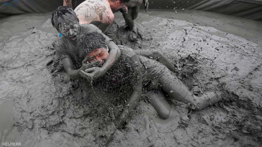يؤخذ الطين من المسطحات الطينية في مدينة بوريونغ وينقل بالشاحنات إلى منطقة شاطئ دوشيونغ، حيث تقام فعاليات المهرجان