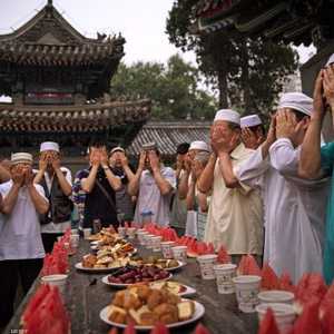 ولائم الإفطار الجماعية عادة متأصلة عند كثير من المسلمين في الصين