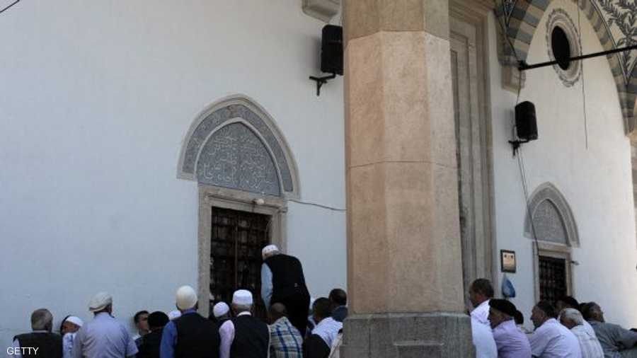 مصلون لم يجدوا مكانا في داخل مسجد بسراييفو فأدوا صلاة المغرب عند أبوابه الخارجية