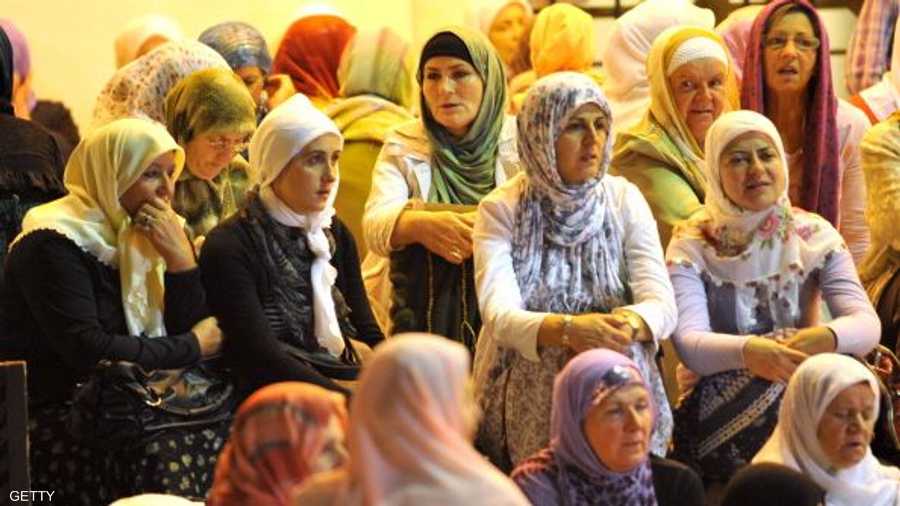 نساء بوسنيات يتجهزن لأداء صلاة التراويح