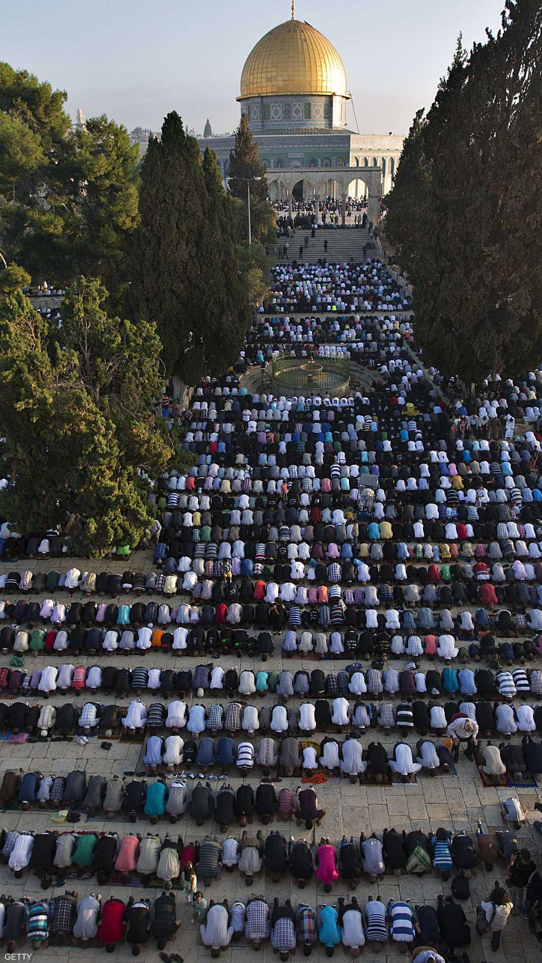 الأوضاع الأمنية المضطربة لم تمنع آلاف الفلسطينيين من أداء صلاة العيد في محيط المسجد الأقصى