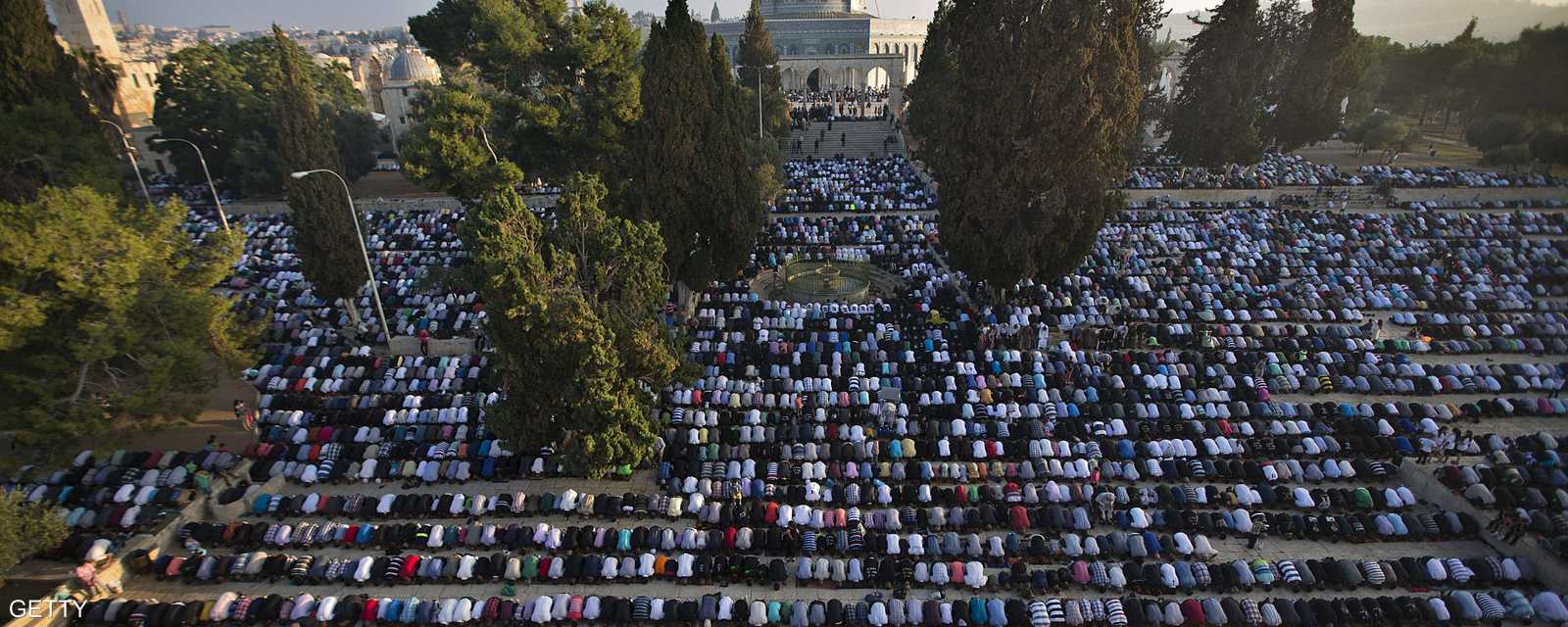 الأوضاع الأمنية المضطربة لم تمنع آلاف الفلسطينيين من أداء صلاة العيد في محيط المسجد الأقصى