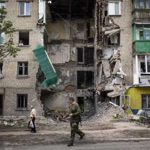 طرفا القتال بأوكرانيا تبادلا القصف الصاروخي