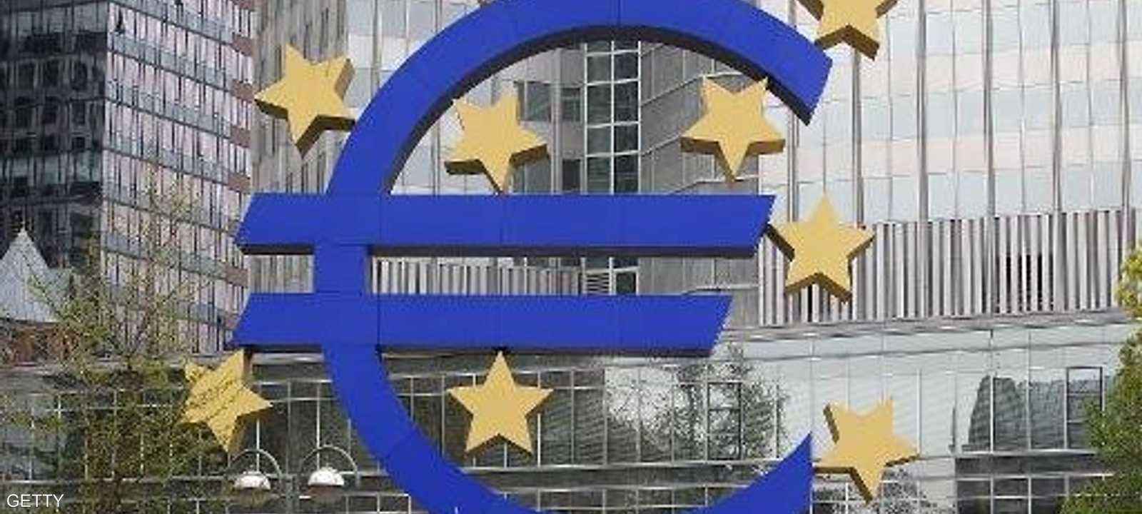 شعار اليورو أمام مقر البنك المركزي الأوروبي في فرانكفورت