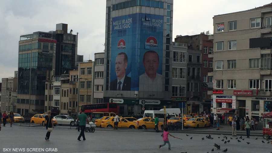 .. وفي ساحة تقسيم هناك صورتان عملاقتان لأردوغان