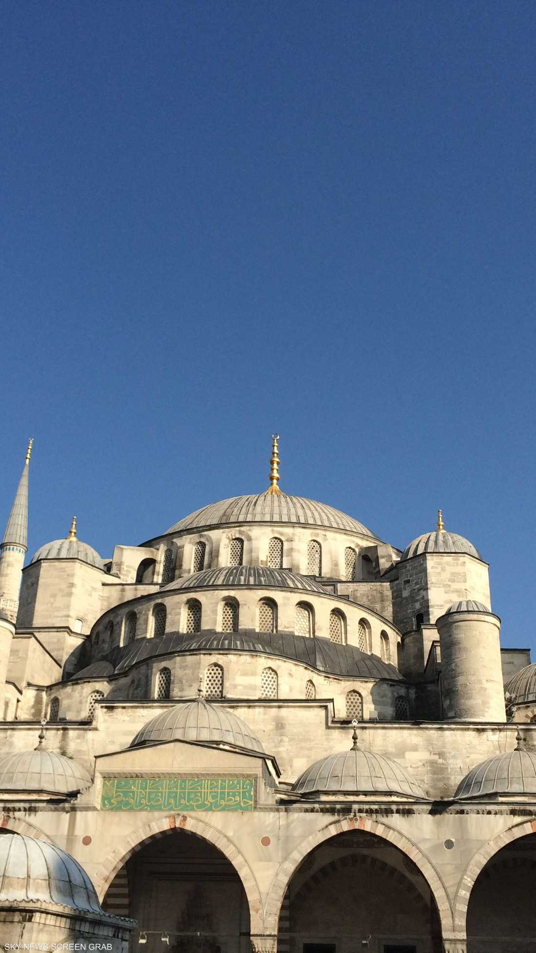 بدأ بناء الجامع عام 1609 وانتهى في 1616 وهو أحد أهم المعالم الإسلامية في تركيا والعالم الإسلامي