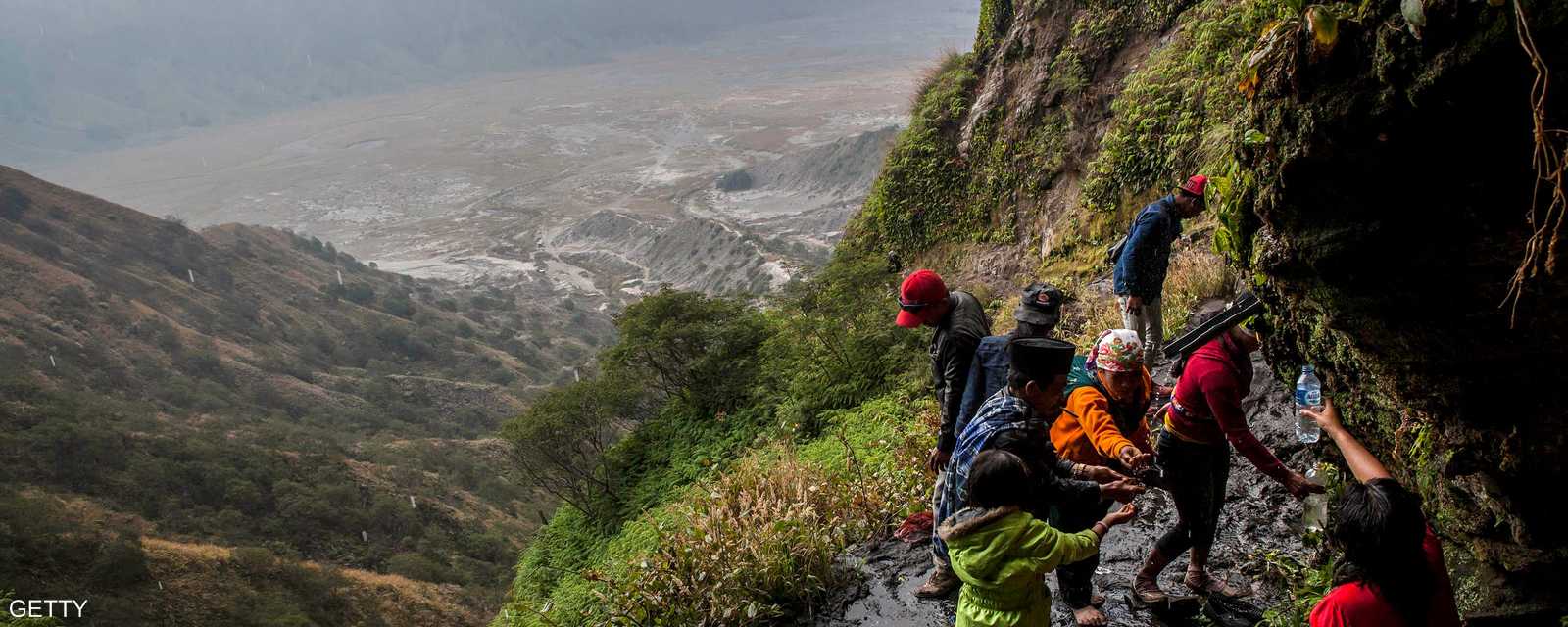 رحلة شاقة إلى بركان كالديرا في جبل برومو لإلقاء (الأضحية) 