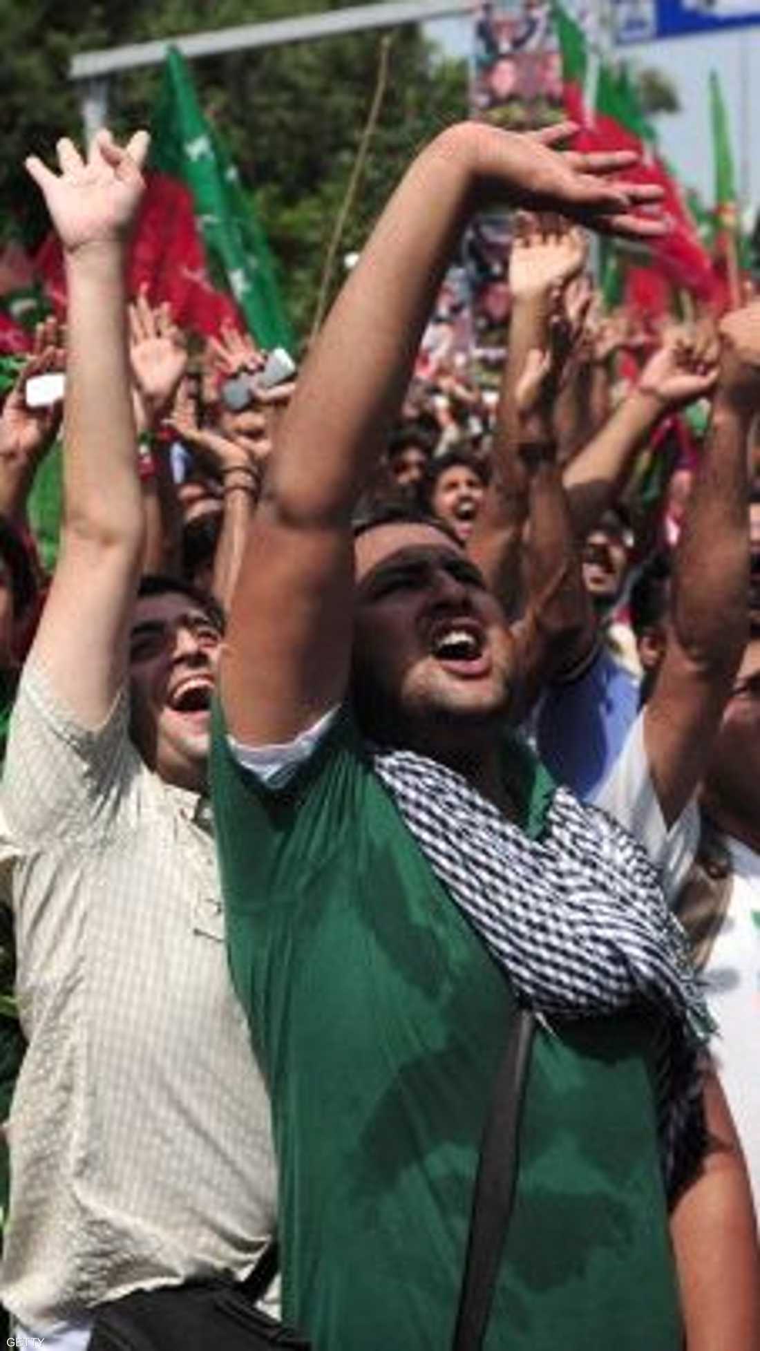 تجمع آلاف المعارضين في مدينة لاهور الباكستانية، لتنظيم مسيرة حاشدة تطالب برحيل الحكومة