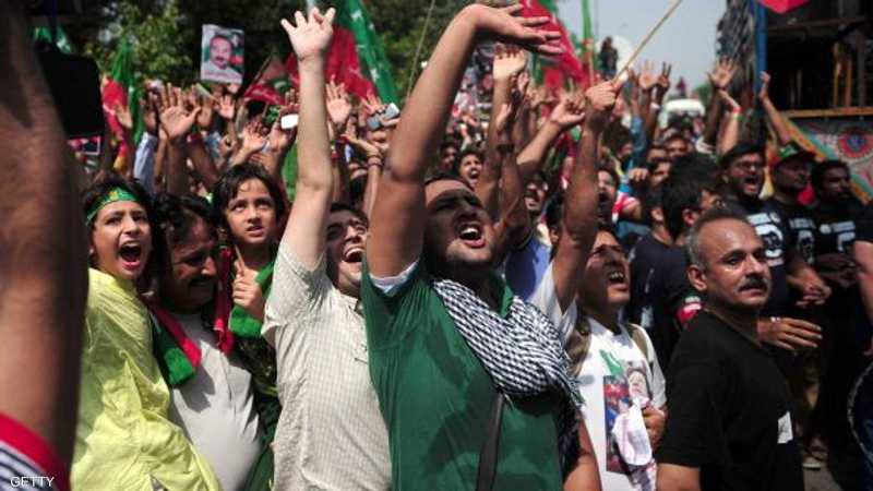 تجمع آلاف المعارضين في مدينة لاهور الباكستانية، لتنظيم مسيرة حاشدة تطالب برحيل الحكومة