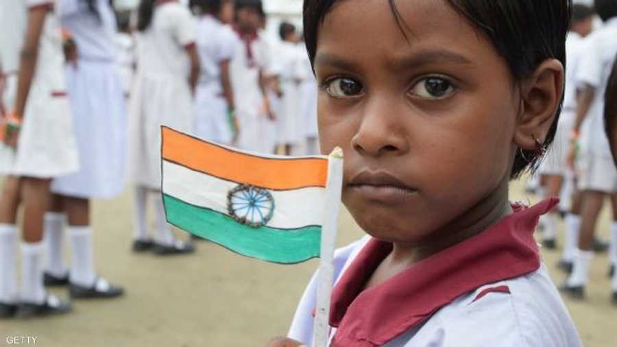 تلميذ هندي يحمل علم بلاده خلال طابور الصباح