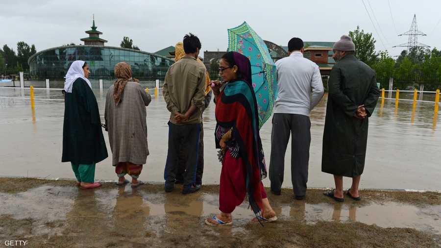 اضطر الآلاف إلى ترك منازلهم بحثا عن مأوى في وقت يستمر فيه هطول الأمطار على معظم مناطق الإقليم