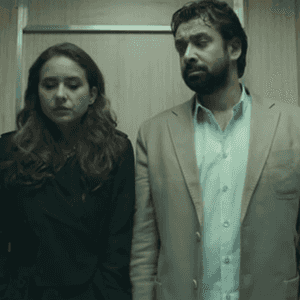 بطلا فيلم الفيل الأزرق؛ كريم عبد العزيز ونيللي كريم في مشهد من الفيلم