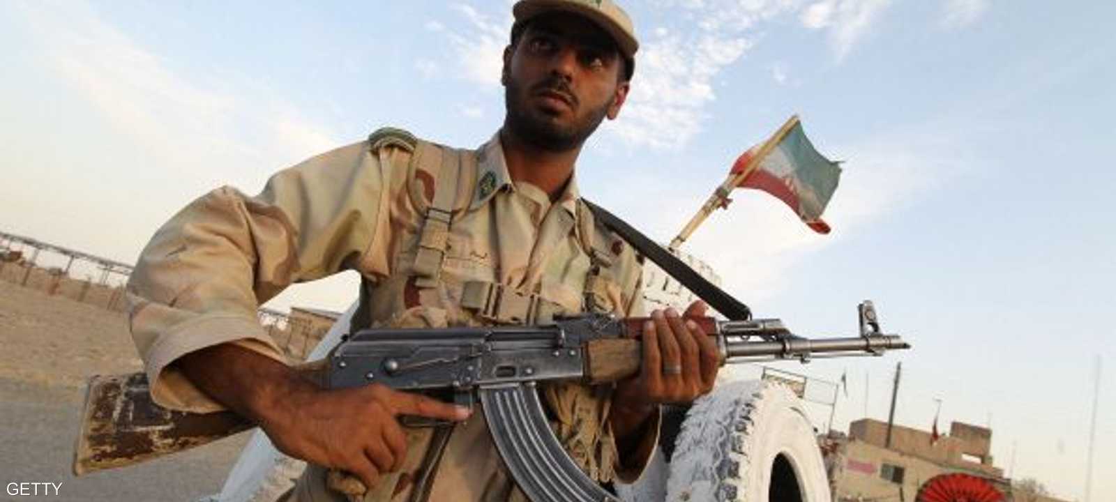 رجل أمن إيراني يقوم بدورية قرب الحدود مع أفغانستان - أرشيفية