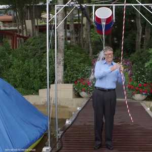 بيل غيتس في تحدي دلو الثلج