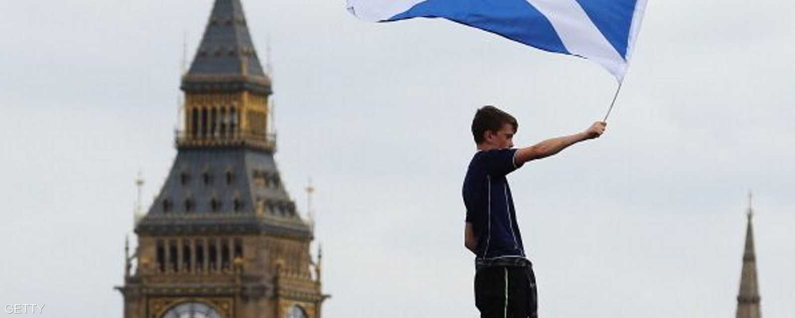 علم اسكتلندا يرفرف أمام ساعة بغ بن في لندن