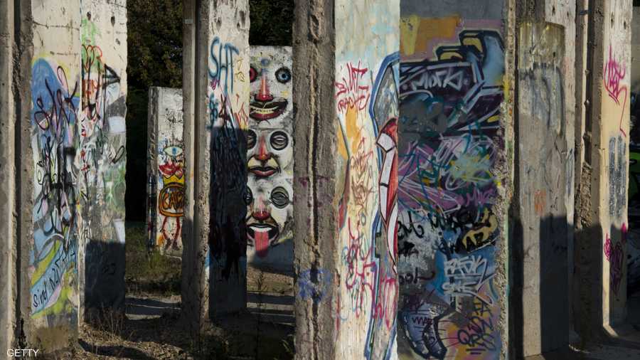 قطع من حائط برلين استغلها الفنانون للتعبير عن أفكارهم برسومات جذابة