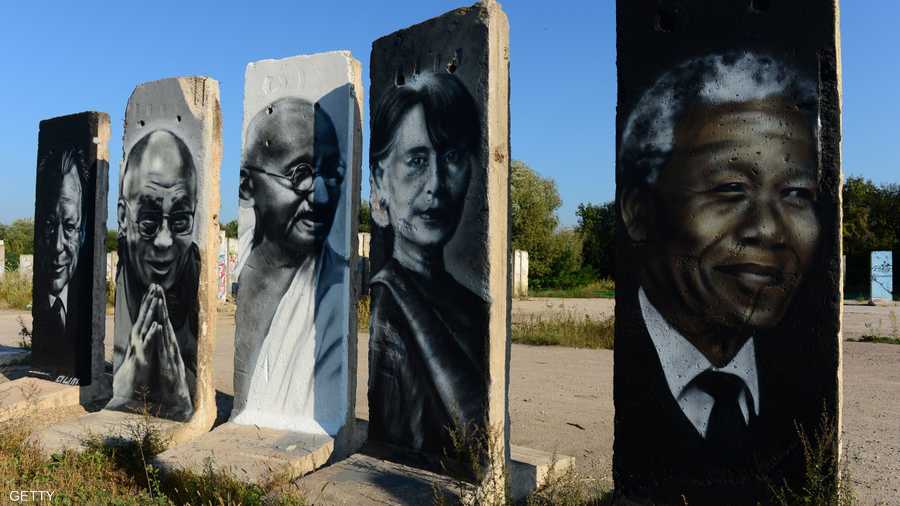 صور الزعماء تكسو ما بقي من حائط برلين