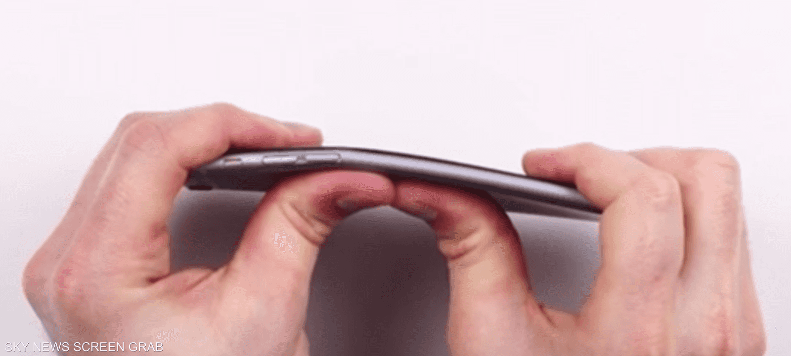 محاولة لطي أحد هواتف آيفون 6 بلس