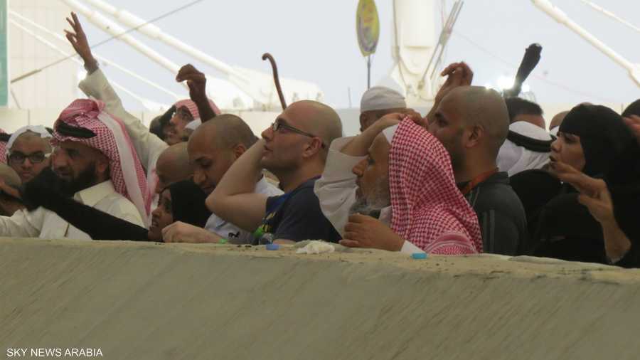 الحجاج يرمون الجمرات الثلاث بدءا من الصغرى ثم الوسطى ثم الكبرى بسبع حصيات لكل جمرة