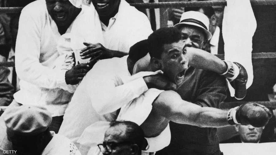 لحظة الفوز ببطولة العالم في مواجهة سوني ليستون