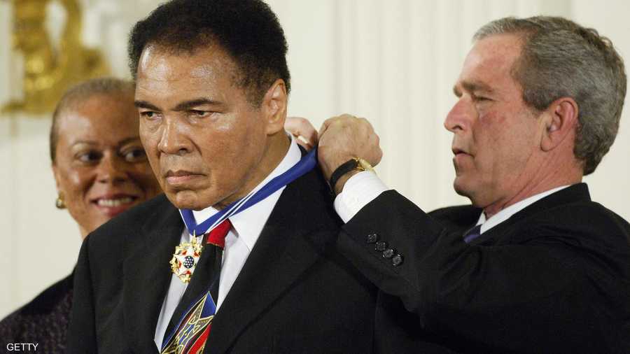 جورج بوش الابن يكرم الملاكم الأسطورة