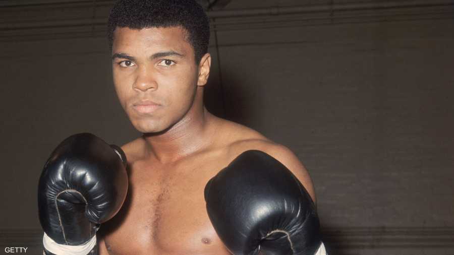 محمد علي بطل العالم للوزن الثقيل 3 مرات