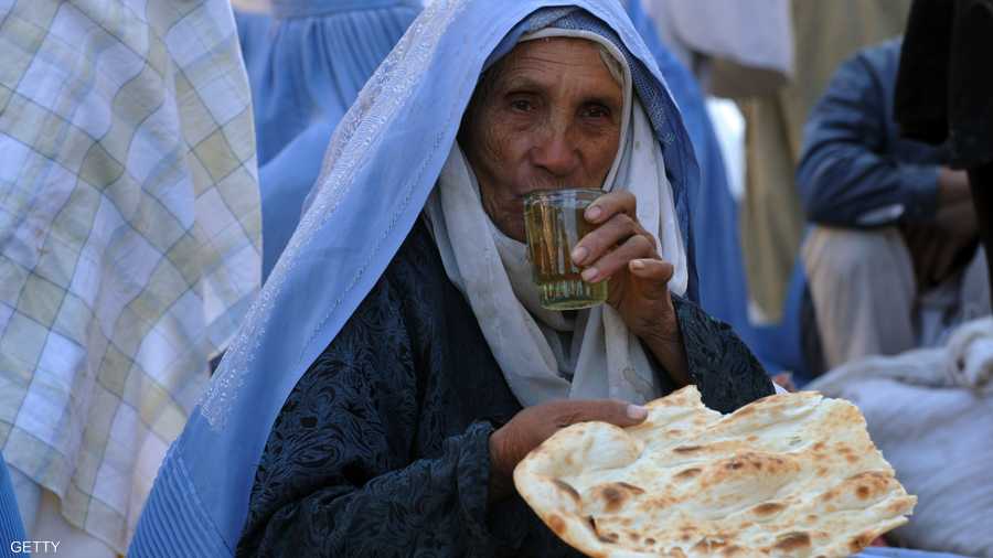 امرأة أفغانية تفطر على الشاي والخبز في هيرات. 