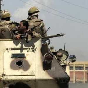 جنود فوق مدرعة على طريق قرب العريش بشمال سيناء المصرية