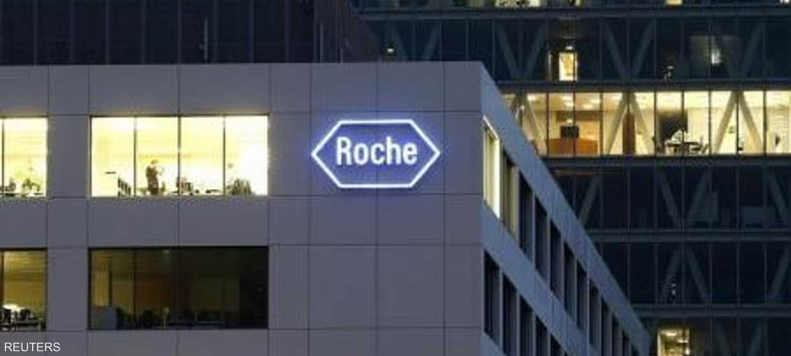 شعار شركة روش يظهر على منشأة في روتكريز في سويسرا