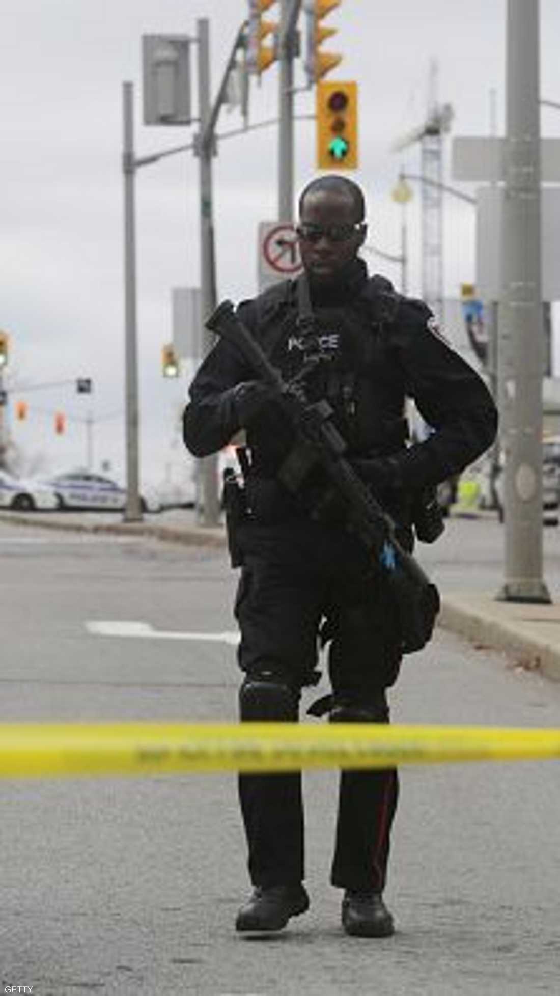 شرطي من القوات الخاصة خلف أحد الحواجز المحيطة بالبرلمان الكندي